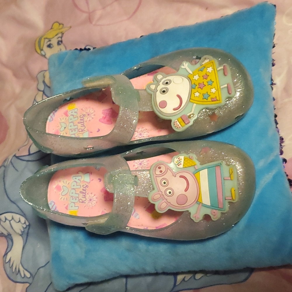 Little girls pepa pig jellies